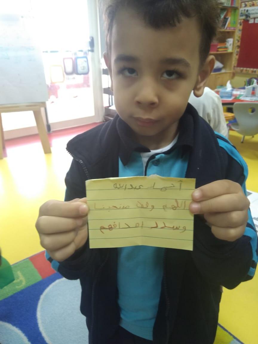 منصور منصور يا الأبيض تتجلى في ملابس أطفال روضة الفلاح تمنيا بالفوز للمنتخب الامارتي